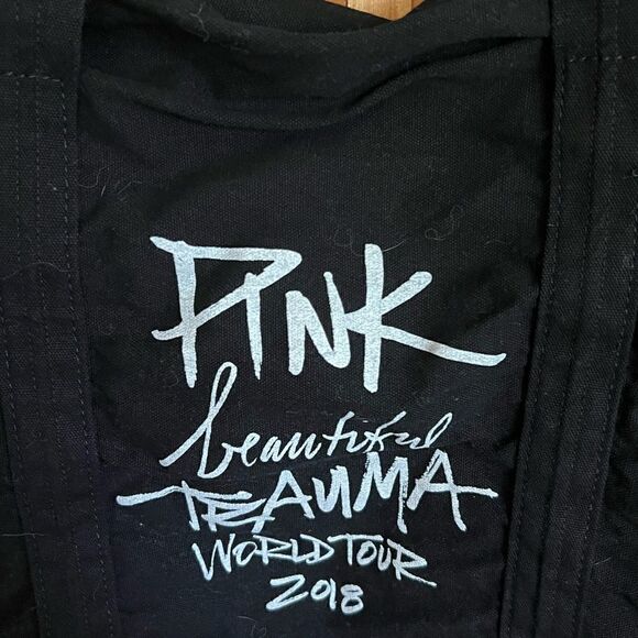 Pink Beautiful Trauma 2018 World Tour zipper tote bag - Picture 2 of 4